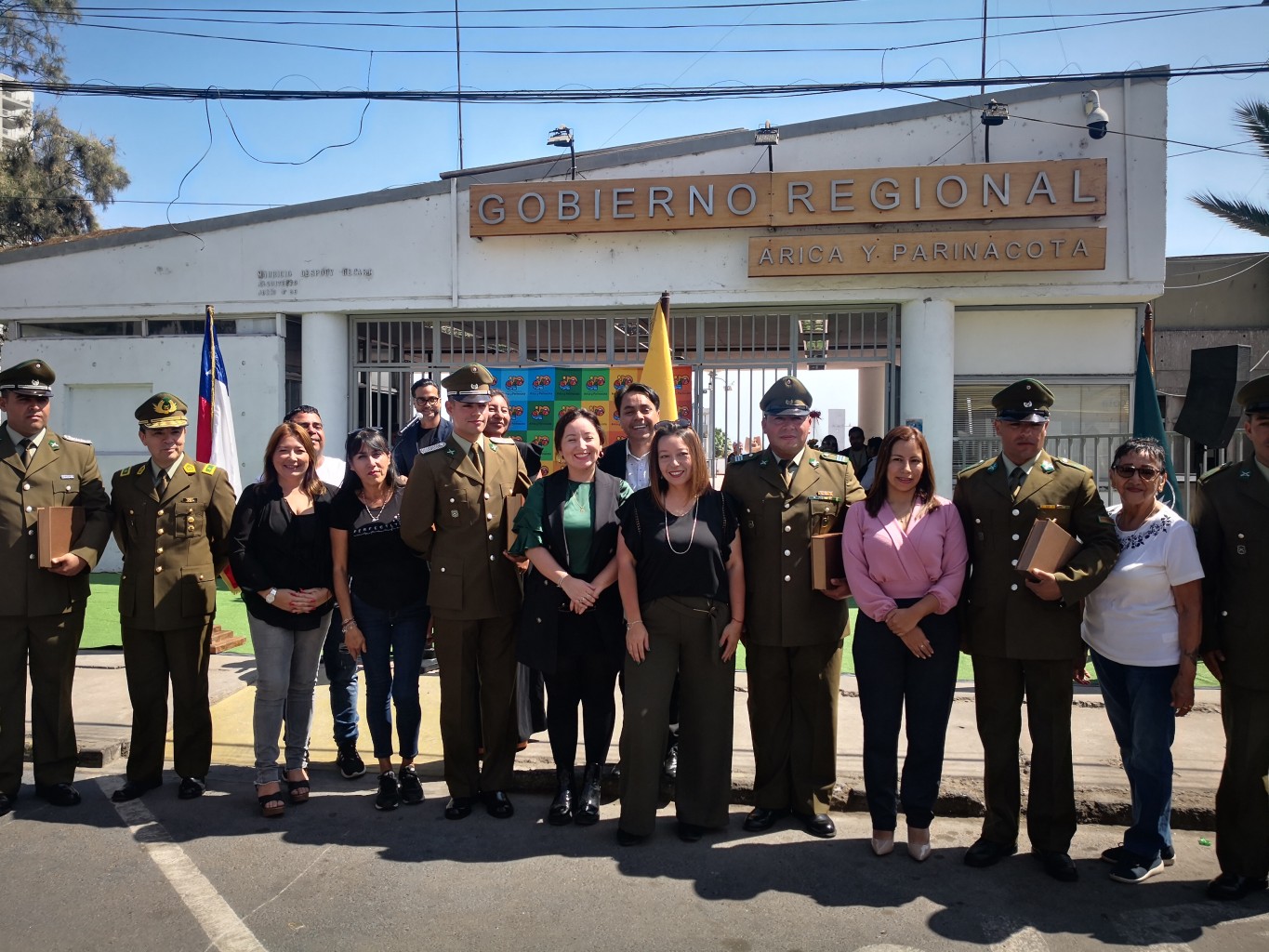 Junto a Carabineros reconocidos.JPG